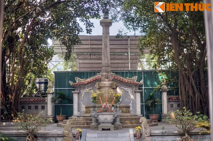 Tượng đài này nằm trong một khuôn viên rộng trồng nhiều cây xanh, các công trình từ ngoài vào trong gồm cổng, nhà phương đình và tượng đài. Phần tượng đài dựng trên một cấp nền cao hơn 0,8 mét, có bậc tam cấp dẫn lên ở giữa, hai bên có tượng hổ chầu, phía sau có bình phong.