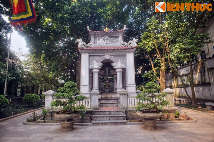 2. Nằm bên bờ Tây hồ Gươm, tượng đài vua Lê Thái Tổ là tượng đài cổ nhất của Hà Nội. Theo sử cũ, khu vực xây tượng đài xưa kia từng có một đền thờ vua Lê Thái Tổ. Đến năm 1894, tượng đài được dựng trên nền đền cũ để tưởng nhớ vua Lê vì Hồ Gươm gắn với truyền thuyết vua trả gươm cho thần Kim Quy.