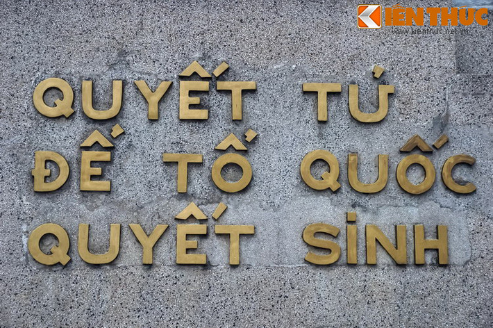 Phía dưới ba hình tượng này là bệ tượng đài được thể hiện như một khối thép nung đầy góc cạnh, ở giữa là khẩu hiệu "Quyết tử để tổ quốc quyết sinh" - lời trích từ bức thư động viên Bác Hồ gửi cho các chiến sĩ Vệ quốc đoàn ở Hà Nội những ngày đầu toàn quốc kháng chiến.