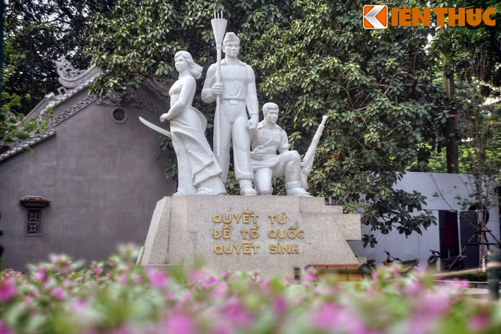 3. Nằm cạnh đền Bà Kiệu và đối diện cổng đền Ngọc Sơn, tượng đài Quyết tử để tổ quốc quyết sinh hay tượng đài Quyết tử là một công trình tôn vinh cuộc Kháng chiến toàn quốc ở Hà Nội cuối năm 1946 đầu năm 1947.