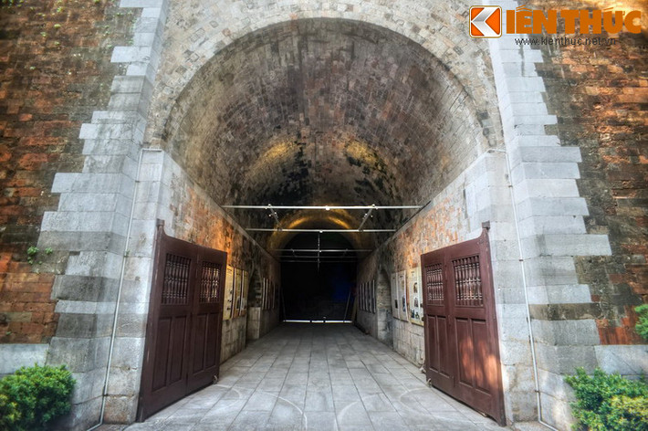 Cổng thành thông từ mặt trước ra mặt sau, được cuốn vòm bằng gạch theo lối xếp một viên gạch ngang xen một viên đặt dọc.