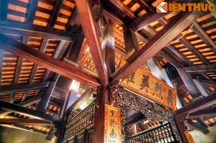 Cấu trúc gỗ bên trong phần lầu.