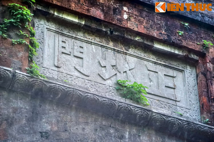 Phía ngoài bên trên cổng thành còn ba chữ Hán khắc đá: “Chính Bắc Môn”, diềm biển trang trí hoa dây.