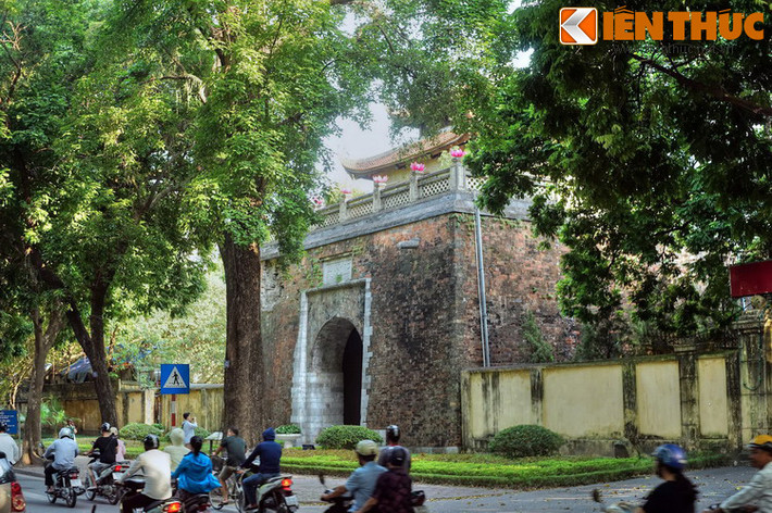 Nằm trên phố Phan Đình Phùng, Chính Bắc Môn hay Cửa Bắc được xây dựng năm 1805, là cổng thành duy nhất còn lại của thành Hà Nội thời nhà Nguyễn.