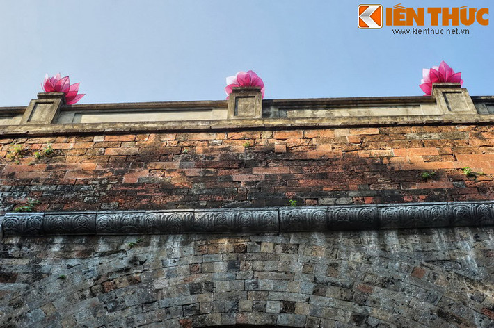 Mép cửa kè đá hình chữ nhật, diềm trên bằng đá trang trí hoa sen.