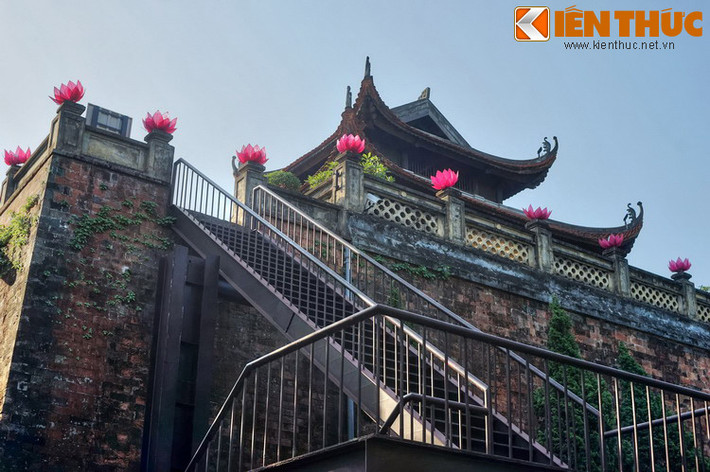 Đứng trên Cửa Bắc thành Hà Nội, quan quân có thể phóng tầm mắt bao quát khắp trong ngoài thành, dễ dàng quan sát di – biến trong đội hình quân địch.