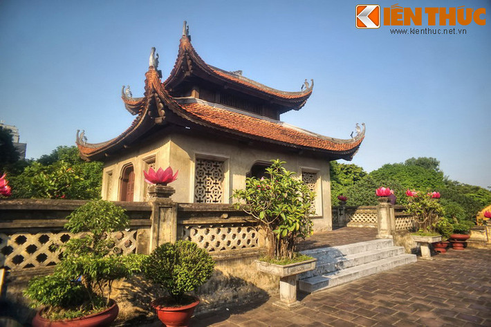 Phần lầu được tái dựng một phần bằng khung gỗ theo lối chồng diêm tám mái, lợp ngói ta, trổ cửa ra bốn hướng.