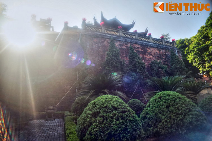 Dù Bắc Môn là công trình do nhà Nguyễn xây dựng, nhưng dưới chân cổng thành sừng sững này là tầng tầng lớp lớp di chỉ thành quách từ các triều đại trước đó, khẳng định sự liên tục trong lịch sử ngàn năm của Hoàng thành.