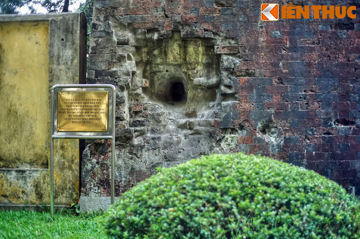 Phía ngoài Bắc Môn vẫn còn lưu dấu hai vết đạn thần công của Pháp khi chúng dùng chiến thuyền tấn công thành Hà Nội từ phía bờ sông Hồng năm 1882.