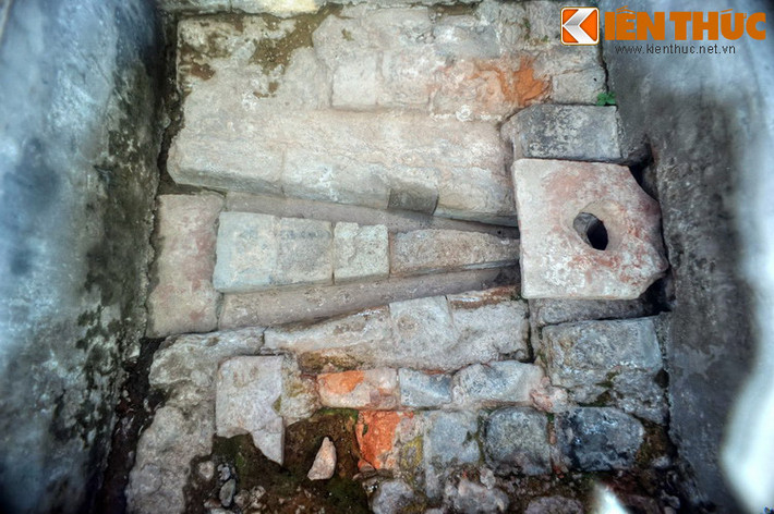 Nước mưa trên vọng lâu được dẫn thoát xuống dưới qua hai ống máng bằng đá.