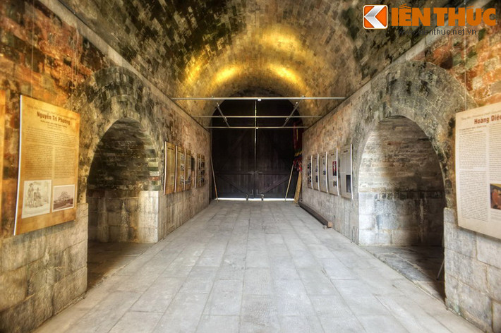 Theo cứ liệu lịch sử và những bức ảnh tư liệu chụp từ thời thành Hà Nội chưa bị phá, hai bên Bắc Môn phía trong tường thành có lối dẫn lên vọng lâu được xây bằng gạch theo hình tam giác.