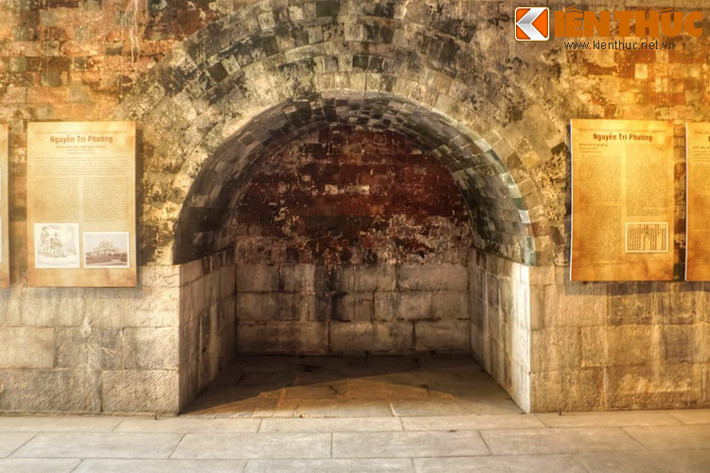 Hai lối này đã bị bít lại, chỉ còn dấu tích là hai vòm cửa.