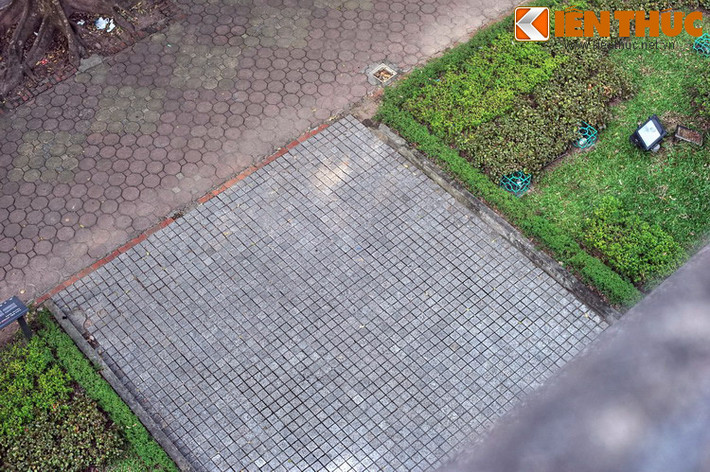 Trước Bắc Môn xưa có chiếc cầu gạch bắc qua con hào rộng khoảng 20 m bao quanh thành. Vị trí con hào phía trước Bắc Môn hiện nay chính là bãi cỏ, vỉa hè và một phần lòng đường phố Phan Đình Phùng.