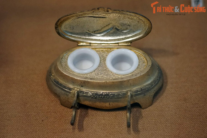 Hộp mực bằng kim loại và đá của châu Âu, cuối thế kỷ 19 đầu thế kỷ 20, một hiện vật trong bộ sưu tập Dương Hà.