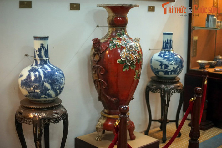 Các loại bình gốm men Nhật Bản, niên đại thế kỷ 19 - đầu thế kỷ 21, hiện vật trong bộ sưu tập Dương Hà, một bộ sưu tập cổ vật đặc sắc tại Bảo tàng Lịch sử Thành phố Hồ Chí Minh.