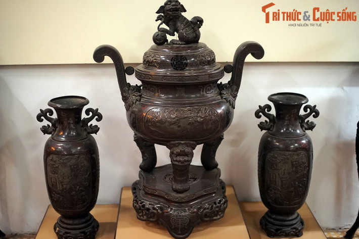 Bộ đỉnh đồng tam khí cổ của Việt Nam, hiện vật trong bộ sưu tập Dương Hà. Tên bộ sưu tập được ghép từ họ của Giáo sư - nhà trí thức yêu nước Dương Minh Thới (1899?-1976) và phu nhân là bà Hà Thị Ngọc (1902?-1979).