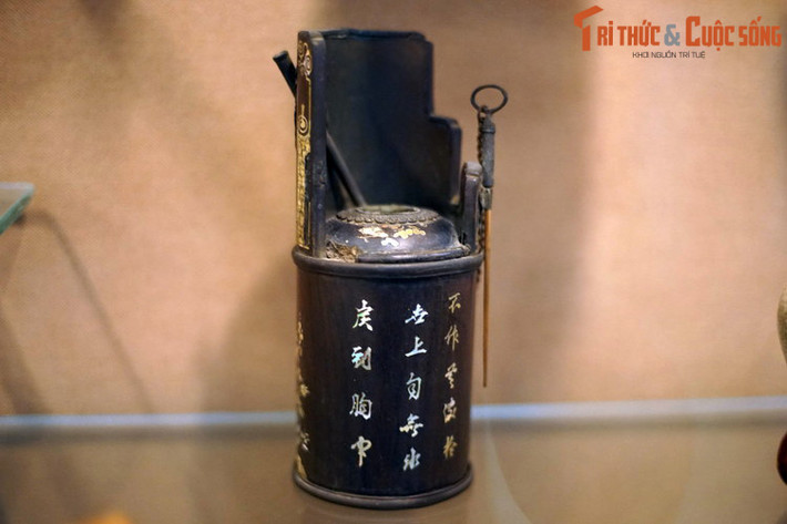 Bình điếu bằng gỗ cẩn xà cừ của Việt Nam, cuối thế kỷ 19 - đầu thế kỷ 20. Sưu tập Dương Hà là bộ sưu tập quy mô lớn, các hiện vật phong phú và đa dạng về chất liệu, loại hình, xuất xứ với niên đại trải dài từ thời tiền sử đến đầu thế kỷ 20.