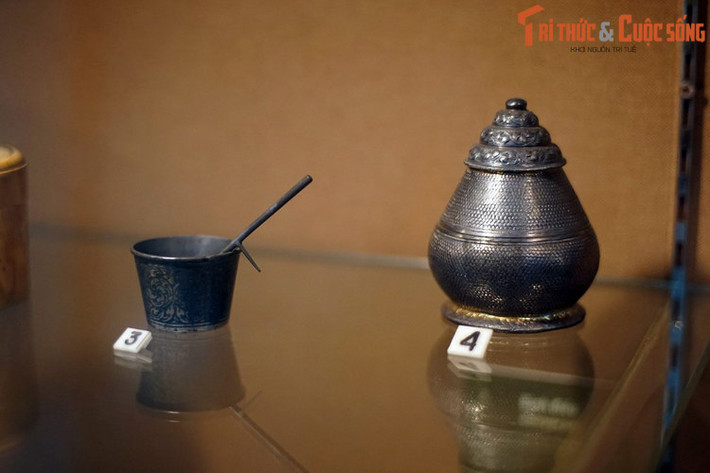 Cối và chìa vôi (trái) và hộp vôi (phải) của Campuchia, thế kỷ 19 - đầu thế kỷ 20. Vào những năm 1930-1940, vợ chồng cố Giáo sư Dương Minh Thới đã dày công sưu tầm cổ vật với mong muốn gìn giữ các di sản văn hóa cho hậu thế.