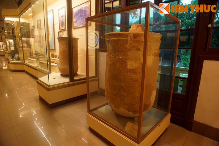 Theo ghi nhận từ các cuộc khai quật, mộ chum trong di chỉ văn hóa Sa Huỳnh được chôn thành cụm, thường ở cồn cao ven biển, ven sông.