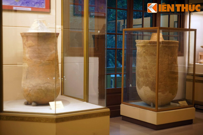 Văn hóa Sa Huỳnh là nền văn hóa thuộc giai đoạn sơ kỳ đồ sắt của cư dân nông nghiệp ven biển ven Nam Trung Bộ, cách đây 3.000 - 2.500 năm. Hiện vật đặc trưng của nền văn hóa này này những chiếc chum lớn dùng trong táng thức, gọi là mộ chum.