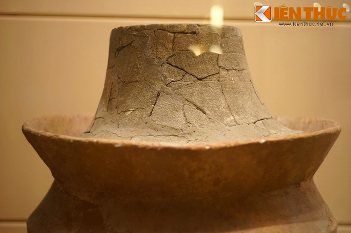 Các hình thức mai táng gắn với mộ chum rất đa dạng, gồm cải táng, hoả táng, hung táng trẻ em và mộ tượng trưng.