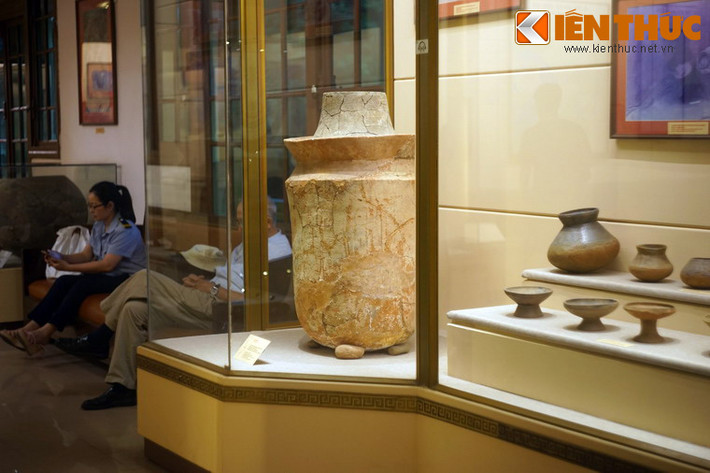 Mộ chum Sa Huỳnh đa dạng về kích thước và kiểu dáng như: chum hình trụ, chum hình trứng, chum trung gian giữa hình trụ và hình trứng, chum hình cầu, chum lồng nhau...