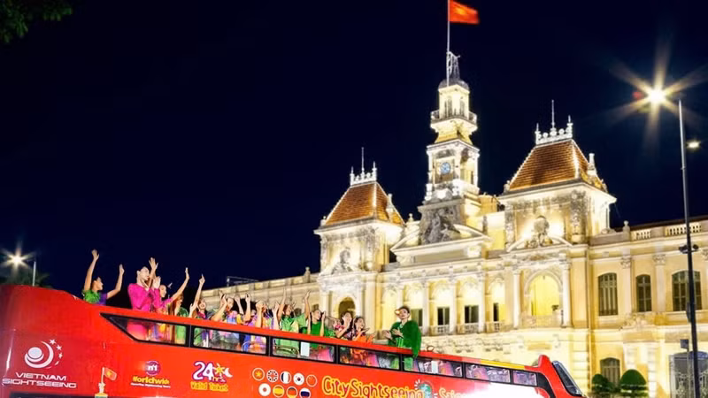 Từ xe cổ đến trực thăng: TPHCM làm mới mình trong mùa cao điểm du lịch 2026