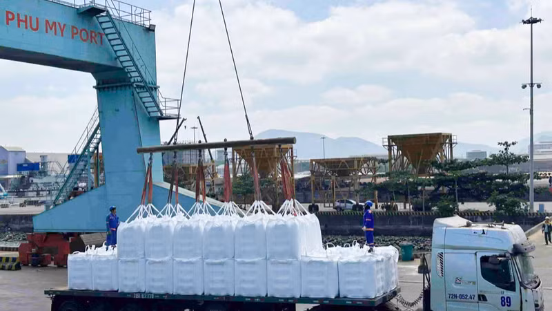 DPM xuất khẩu 3.300 tấn ure kỹ thuật với giá ấn tượng 900 USD/tấn