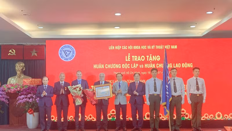 Trao tặng Huân chương Độc lập hạng Ba cho tập thể Trường Đại học Năng lượng Quốc gia Moscow