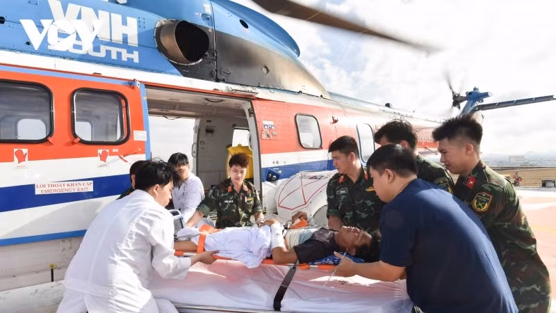 Chuyến cấp cứu ngoạn mục đưa hai bệnh nhân nguy kịch từ Trường Sa về đất liền
