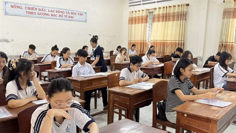 Thí sinh tại Cà Mau thừa nhận dùng điện thoại trong phòng thi