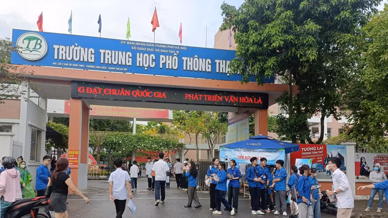 Thí sinh và phụ huynh hồi hộp trong ngày đầu Kỳ thi vào lớp 10 tại Hà Nội