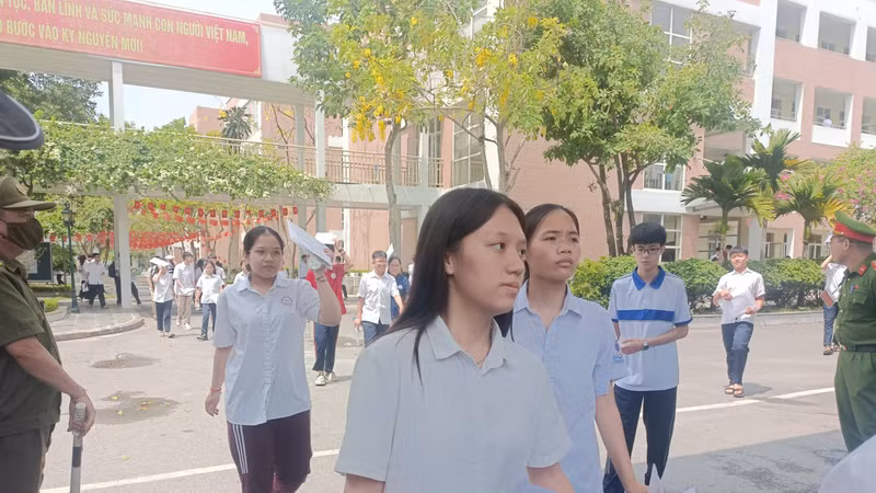 Đề và đáp án môn Ngoại ngữ lớp 10 THPT Hà Nội