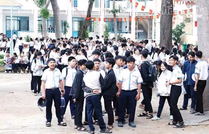 Các thí sinh dự thi tại điểm thi Trường THPT Tháp Chàm (phường Bảo An) trước giờ thi môn Ngữ văn. Ảnh baokhanhhoa.vn