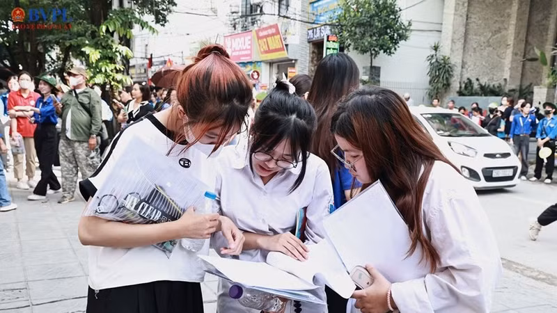 Các thí sinh dự thi tốt nghiệp THPT năm 2025 tại Trường THPT Mỹ Đình (Hà Nội). Ảnh baovephapluat.vn
