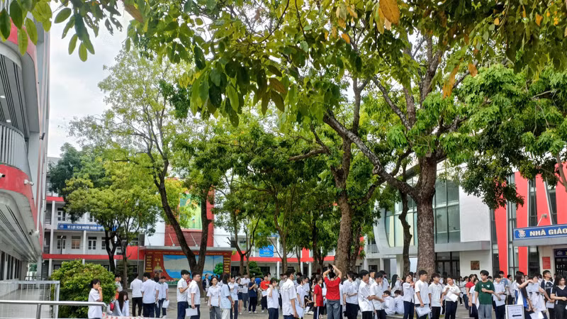Kỳ thi vào lớp 10 tại Hà Nội: Hồi hộp, căng thẳng và hy vọng