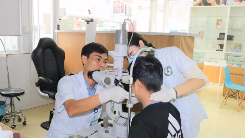Chính sách mới của Hà Nội hỗ trợ điều trị tật khúc xạ và khám bệnh từ xa