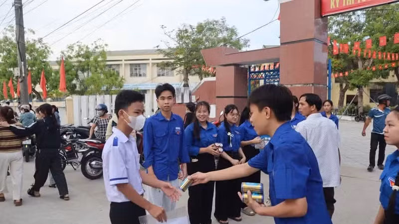 Thí sinh đến điểm dự thi. Ảnh GD&TĐ