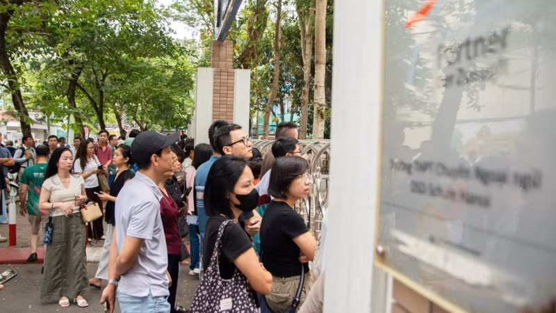 Kỳ thi tuyển sinh lớp 10 Trường Chuyên Ngoại ngữ thu hút đông đảo thí sinh
