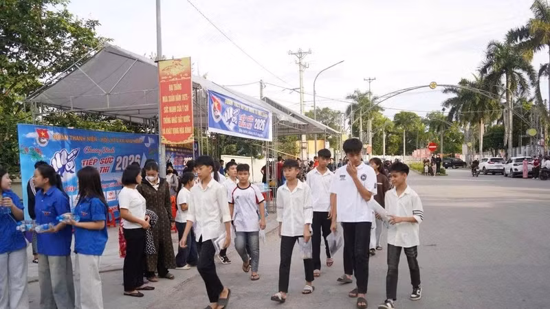 Kỳ thi năm nay tỉnh Thanh Hóa có 51.148 thí sinh đăng ký dự thi, tăng 7.419 thí sinh so với năm 2025. Toàn tỉnh có 91 hội đồng thi với 2.185 phòng thi.