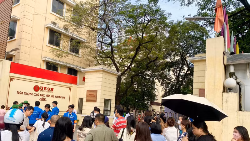 Hàng nghìn thí sinh Hà Nội tham gia thi vào 2 trường chuyên 