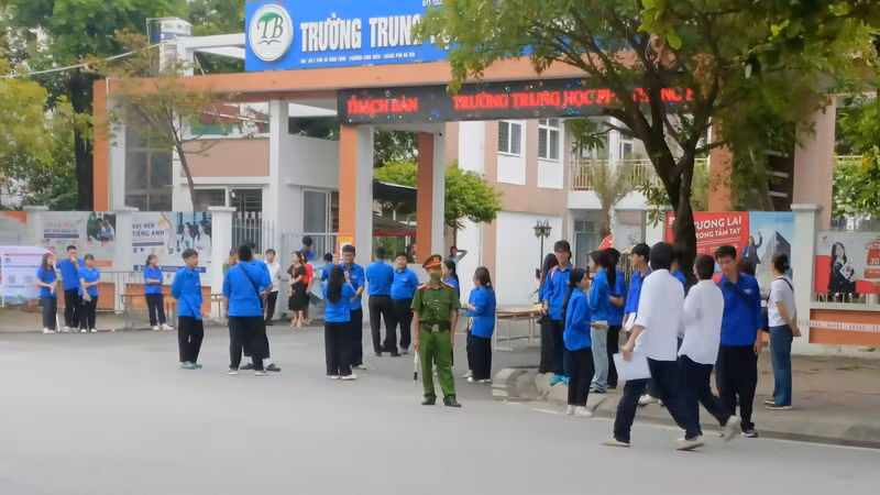 Sáng nay, hơn 1,2 triệu thí sinh bước vào buổi thi tốt nghiệp THPT đầu tiên 