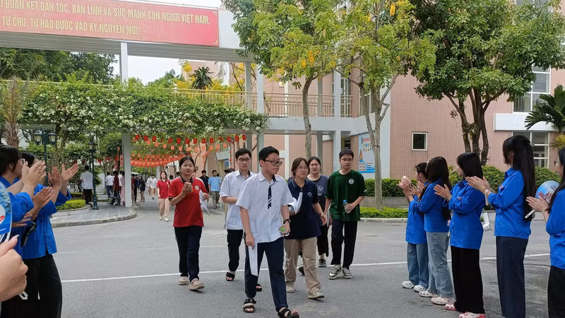 Thí sinh Hà Nội hoàn thành môn Ngữ văn trong tâm trạng thoải mái