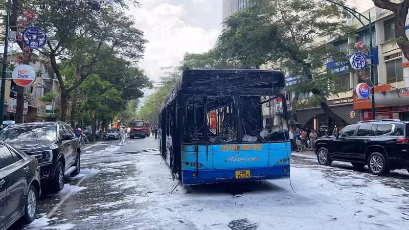 Xe buýt cháy trên phố Lý Thường Kiệt, Hà Nội khẩn trương kiểm tra an toàn