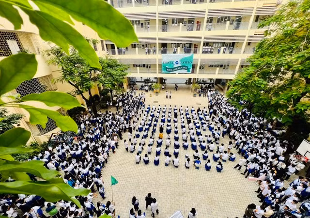 Sáng nay 4/6, thí sinh bước vào kỳ thi lớp 10 Trường THPT Chuyên ĐHSP Hà Nội