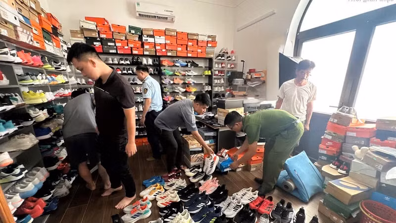 Ninh Bình tiêu hủy hơn 400 đôi giày nhái thương hiệu