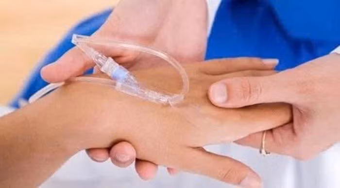 Chuyên gia cảnh báo về truyền dịch tại nhà và các rủi ro tiềm ẩn