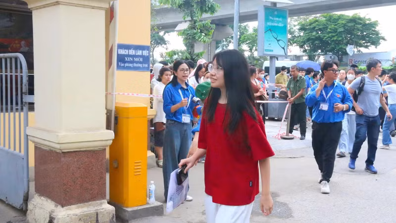 Các thí sinh được chỉ dẫn chi tiết tại điểm thi. Ảnh: Nam Du