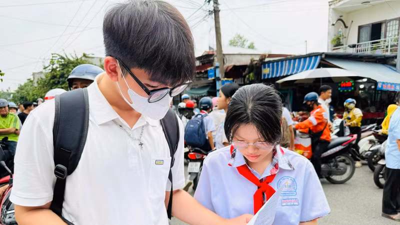 Thí sinh thảo luận đề thi sau buổi thi tiếng Anh tại Trường THPT Thống Nhất A (huyện Trảng Bom). Ảnh: Công Nghĩa/baodongnai