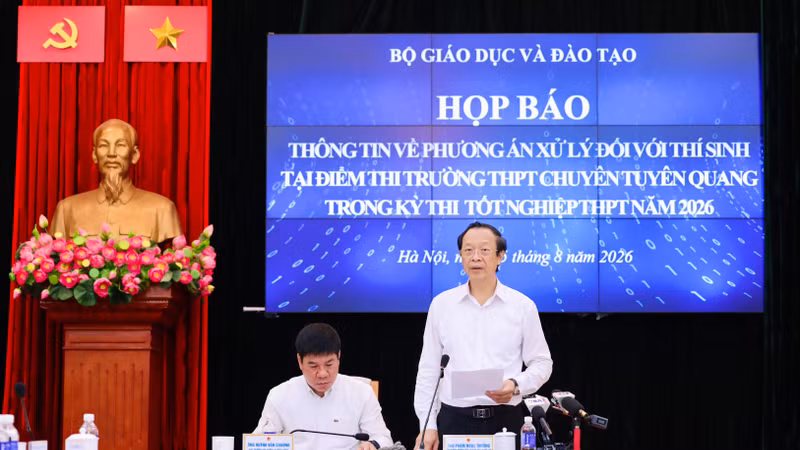 Trưởng Ban chỉ đạo thi tốt nghiệp THPT Quốc gia Phạm Ngọc Thưởng, Thứ trưởng Bộ GD&ĐT (phải ảnh) phát biểu, điều hành tại cuộc họp báo